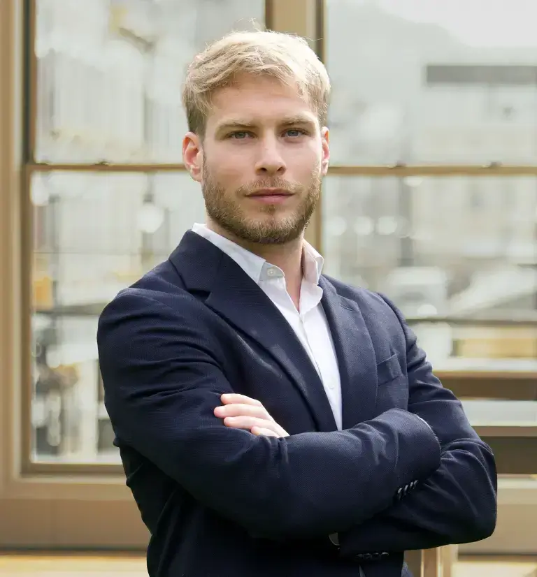 Portrait professionnel de Basile Debec, conseiller en gestion de patrimoine dans un bureau lumineux à Lyon.