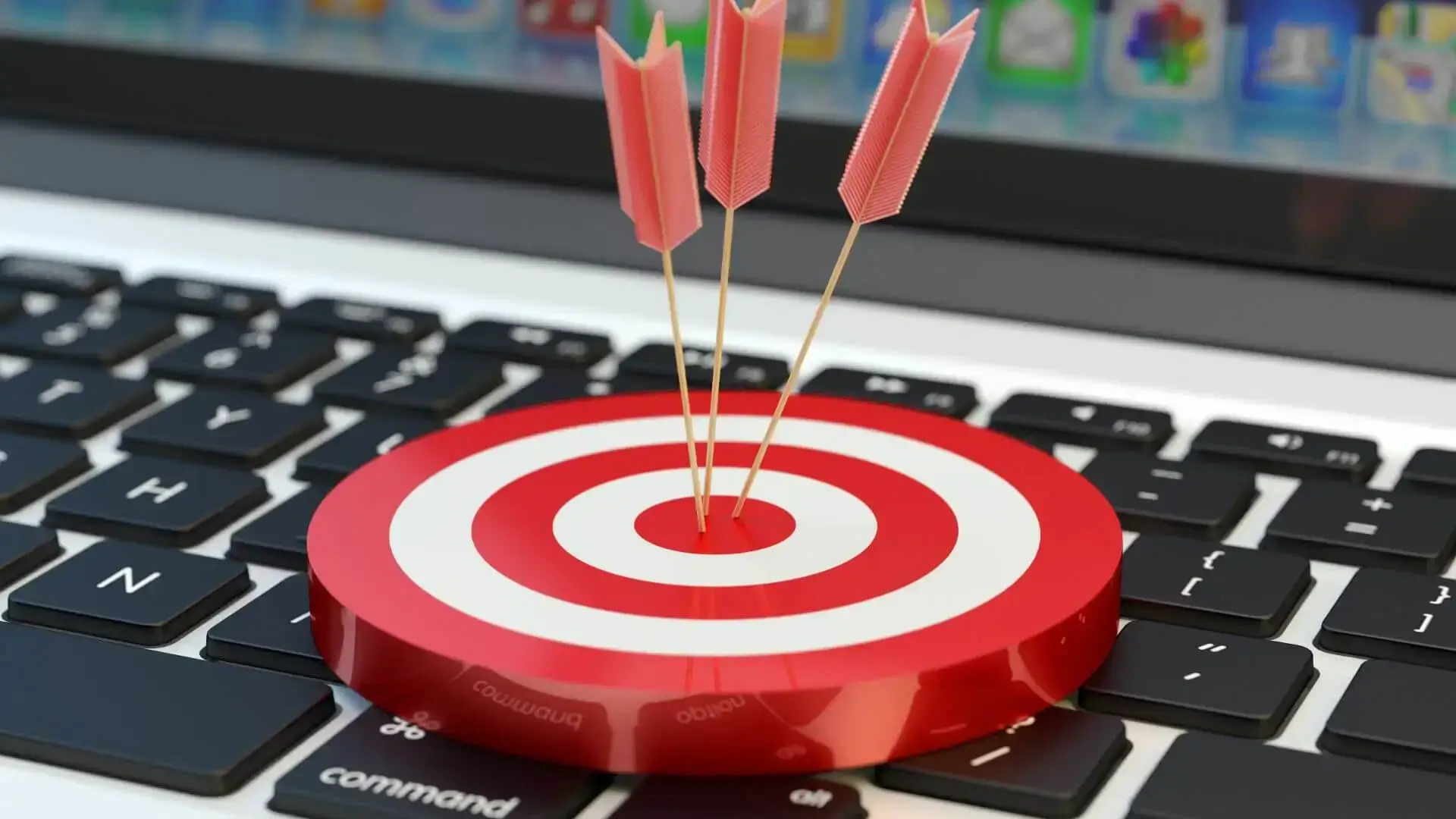 Cible rouge avec plusieurs flèches plantées au centre sur un clavier d’ordinateur, pour illustrer des conseils stratégiques en financement.