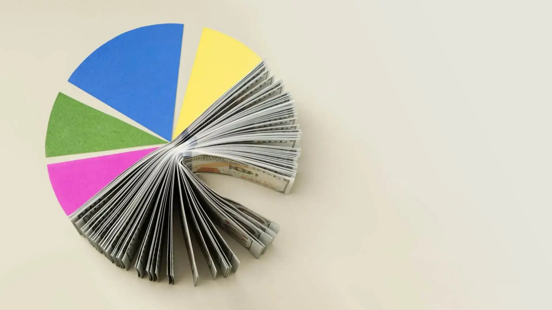Éventail de billets formant un diagramme coloré, pour illustrer la diversification d’un portefeuille dans une stratégie d’investissement immobilier.