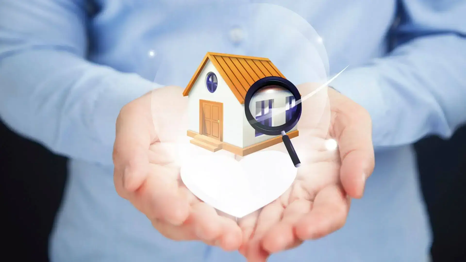 Maison miniature observée avec une loupe dans des mains, pour illustrer l’évaluation d’une propriété avant un investissement immobilier.