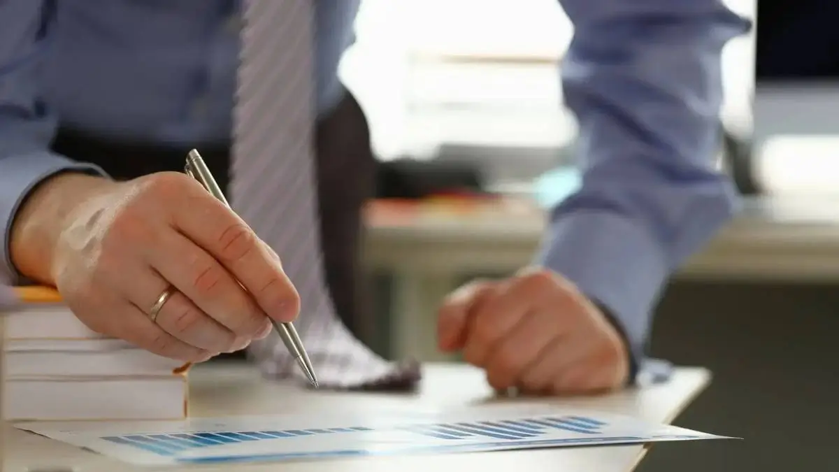 Conseiller analysant des graphiques financiers sur un document, pour illustrer l’expertise locale du cabinet Basile Debec à Lyon Saxe-Gambetta.