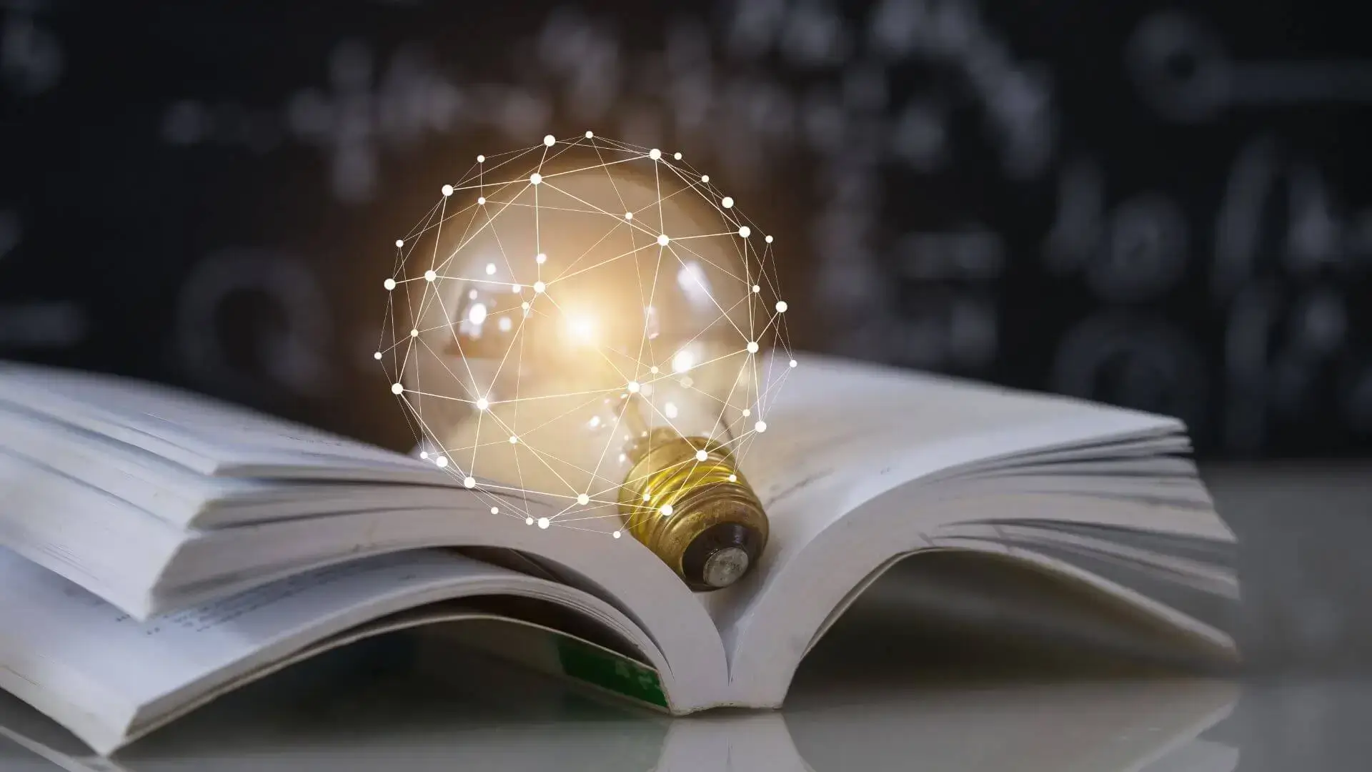 Livre ouvert avec une ampoule lumineuse, pour illustrer des ressources pédagogiques et des guides sur l’investissement immobilier.