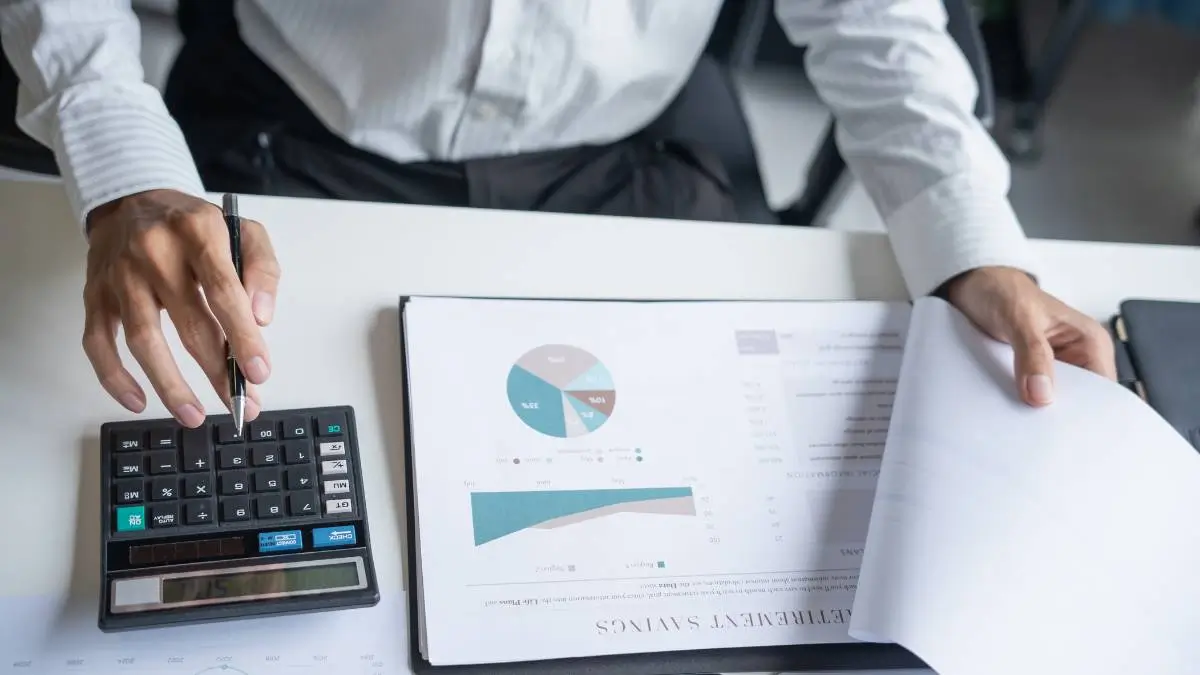 Conseiller en gestion de patrimoine analysant des documents financiers pour un conseil patrimoine gratuit à Lyon.